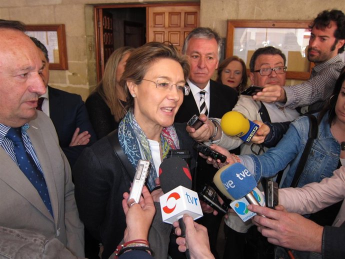 La ministra de Agricultura, García Tejerina, en declaraciones en San Asensio