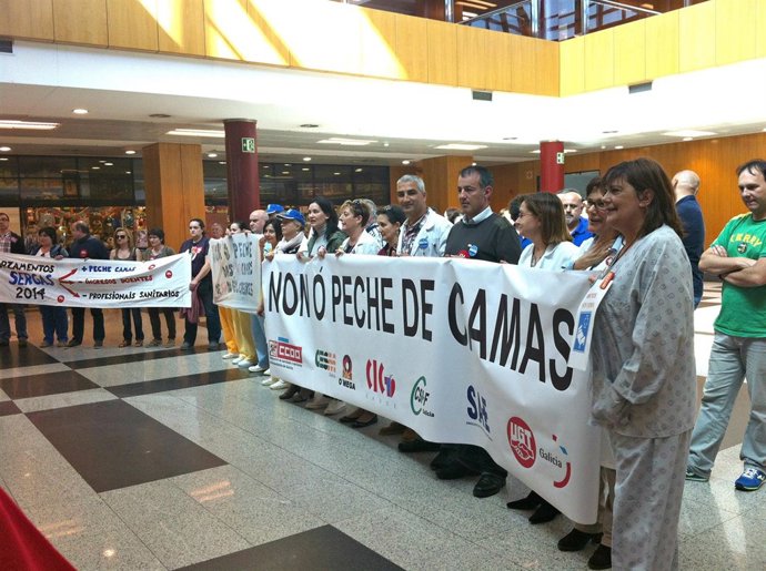 Sindicatos de Sanidade protestan por el cierre de camas en Santiago