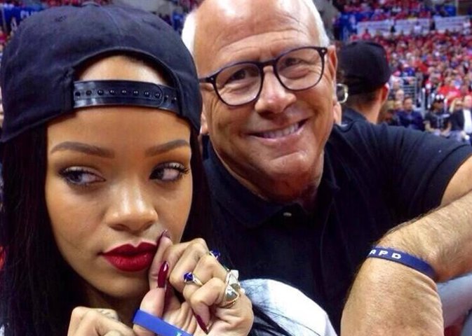 Rihanna le rompe el móvil a comisario de policía y le compensa con una donación