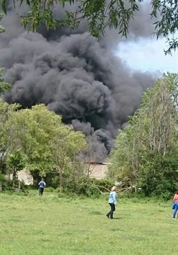 Columna de humo en un Incendio en una nave de Trobajo (León)