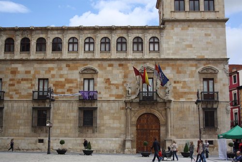 Fachada Del Palacio De Los Guzmanes, Sede De La Diputación De León.