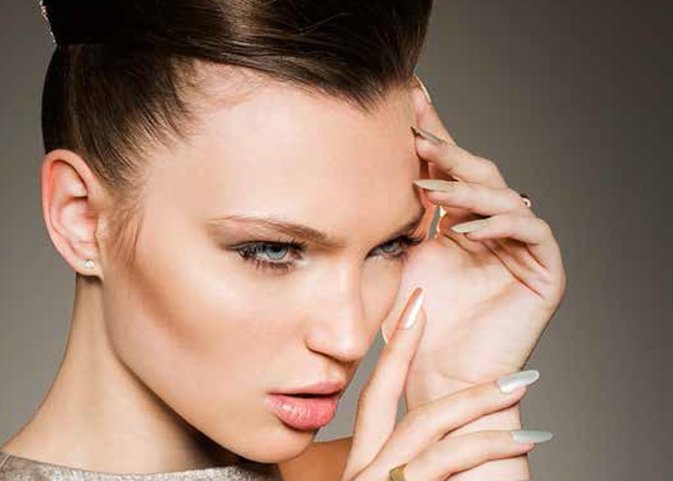 Colores inspirados en el sol y las estrellas tendencia maquillaje primavera