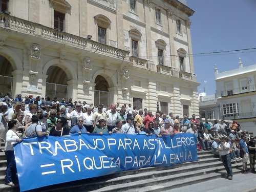 Los manifestantes en la plaza del Rey de San Fernando