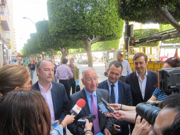 En el centro, el presidente del PP de Almería, Gabriel Amat (PP)