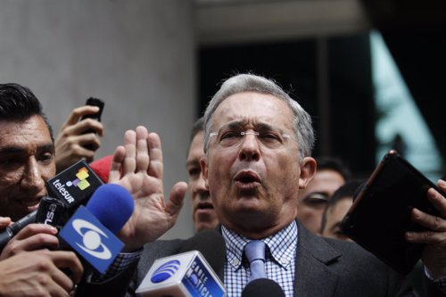 Alvaro Uribe a su salida de la Fiscalía General