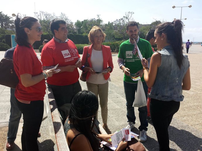 Ortiz reparte comics en el campus de la UAL