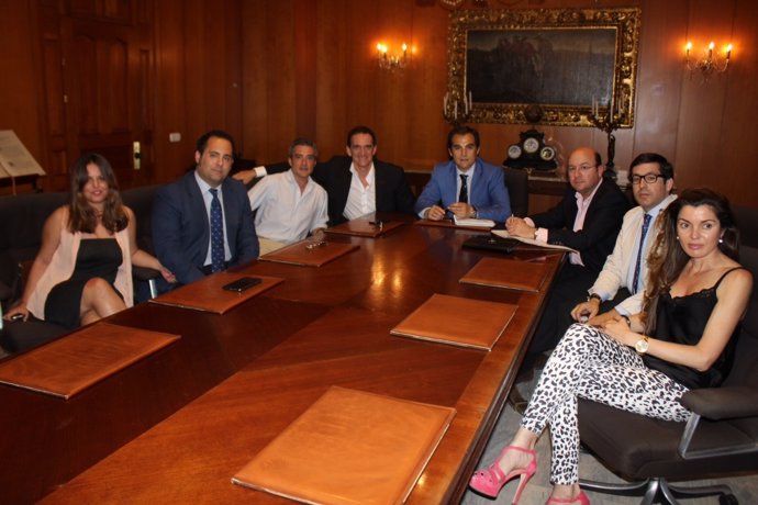 Un momento del encuentro entre el gobierno municipal y Córdoba Apetece