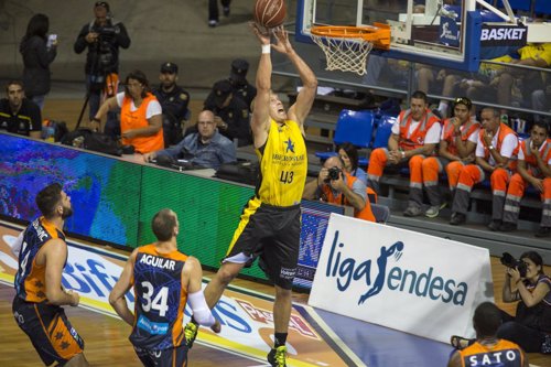 Luke Sikma en el Iberostar Tenerife-Valencia Basket