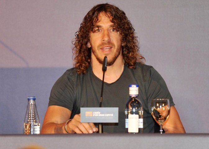 Carles Puyol se despide emocionado del Barça arropado por Vanesa Romero