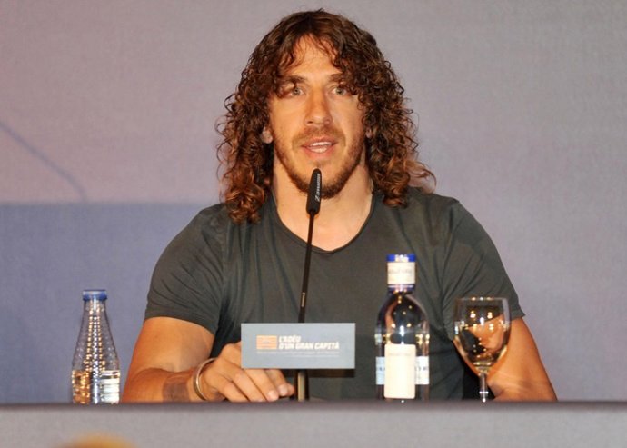Carles Puyol se despide emocionado del Barça arropado por Vanesa Romero