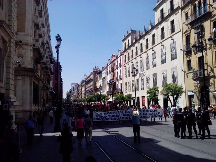 Manifestación de trabajadores de Hospitales Pascual por el centro de Sevilla