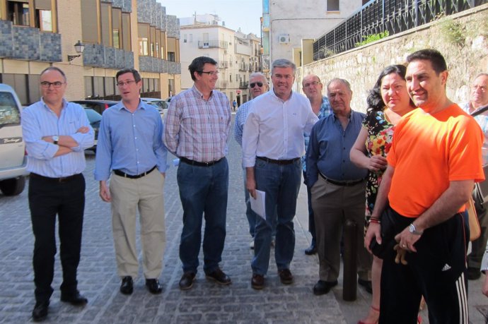 El alcalde de Jaén, con vecinos de la calle Almendros Aguilar
