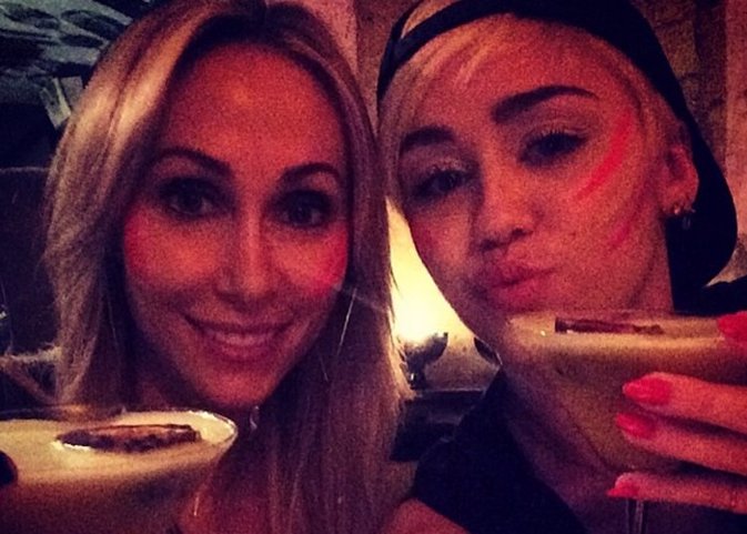 Miley Cyrus se lleva de fiesta a su madre Tish Cyrus