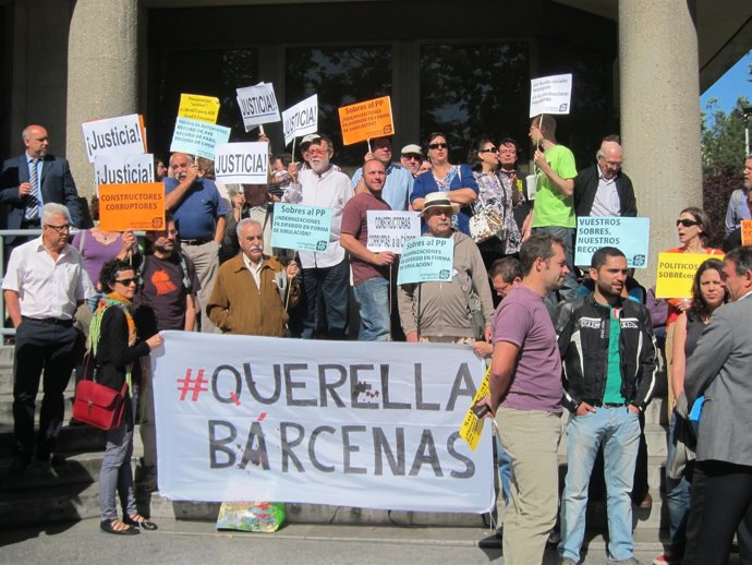 Concentración de apoyo a los autores de la #querellaBárcenas