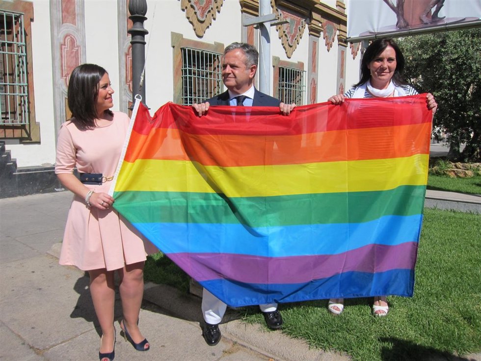 Fuentes (centro) sostiene la bandera, entre Soriano y Barragán, antes de izarla