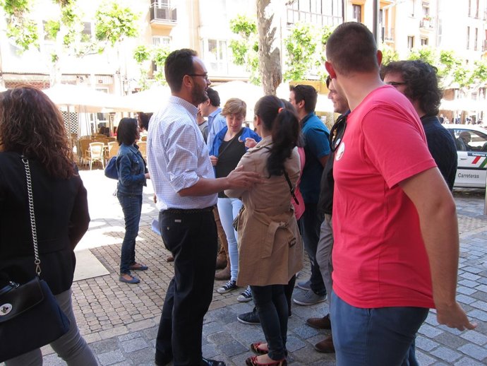 Hernando, con los jóvenes riojanos antes del encuentro electoral