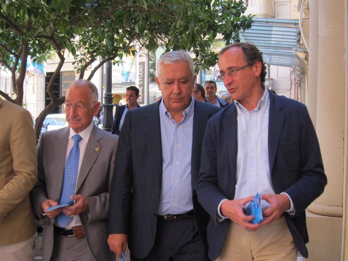 Amat, Arenas y Alonso recorren las calles del centro de Almería