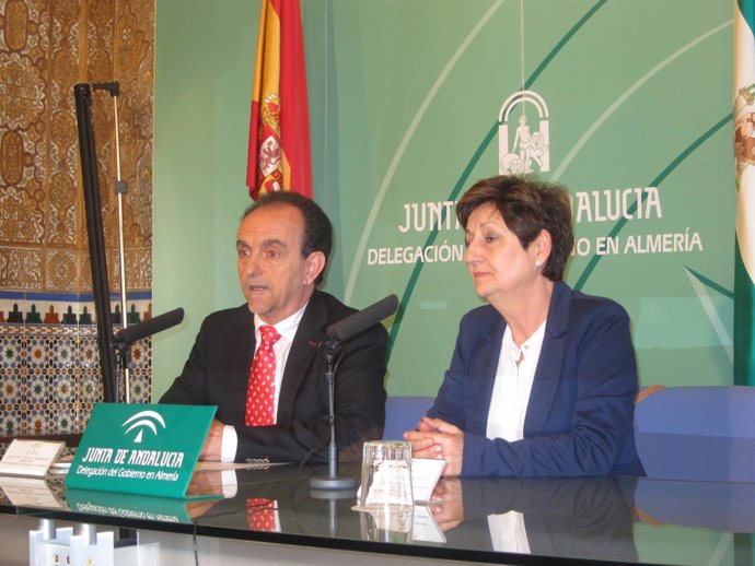 El consejero de Turismo, Rafael Rodríguez, y la delegada de Turismo de Almería