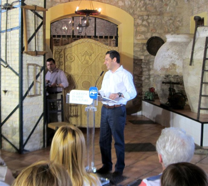 Juanma Moreno, en un acto de campaña en Cabra