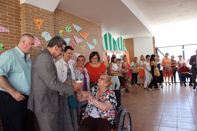 Gutiérrez Limones durante la visita a la Residencia Guadaíra.