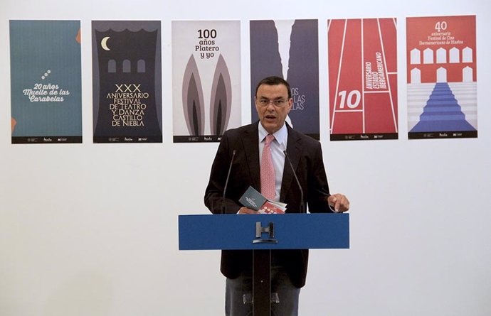 El presidente de Diputación, Ignacio Caraballo, presenta los carteles. 
