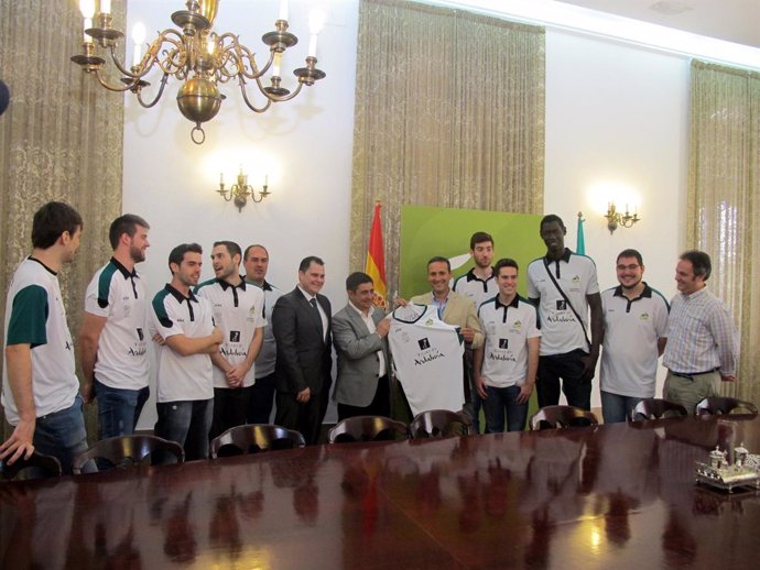 Reyes y Rodríguez, junto a miembros del CB Cazorla, sostienen la camiseta.