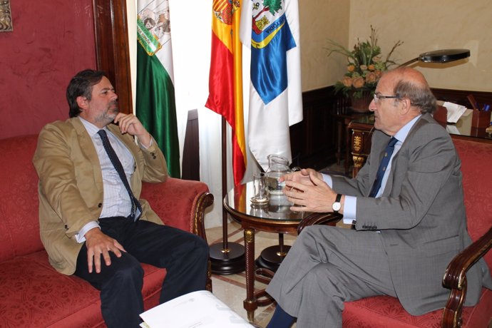 El alcalde de Huelva, Pedro Rodríguez, con el secretario de Estado, Federico Ram