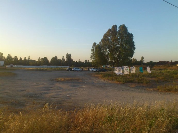 Campamento de protesta en puertas de Matsa por parte de vecinos de Valdelamusa.