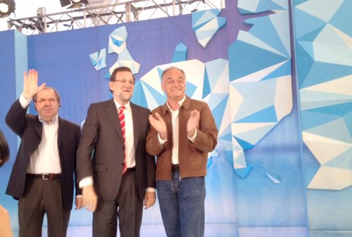 Herrera junto a Rajoy y González Pons
