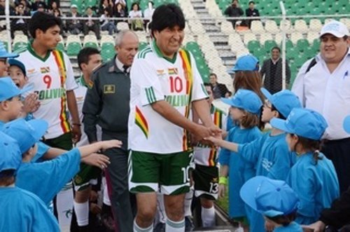 El presidente de Bolivia, Evo Morales, en un partido de fútbol.