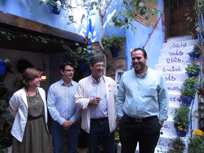 Diego Valderas con dirigentes de IU en un patio cordobés