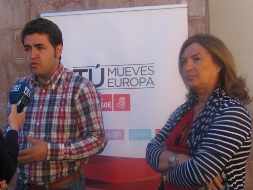 Jonás Fernández con la alcaldesa de Llanes