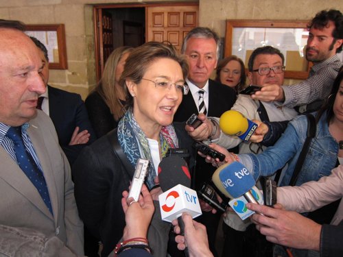 La ministra de Agricultura, García Tejerina, en declaraciones en San Asensio