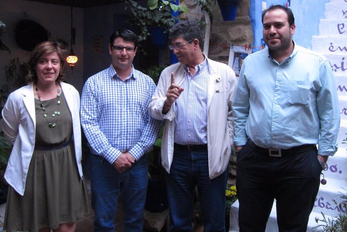 Diego Valderas con dirigentes de IU en Córdoba