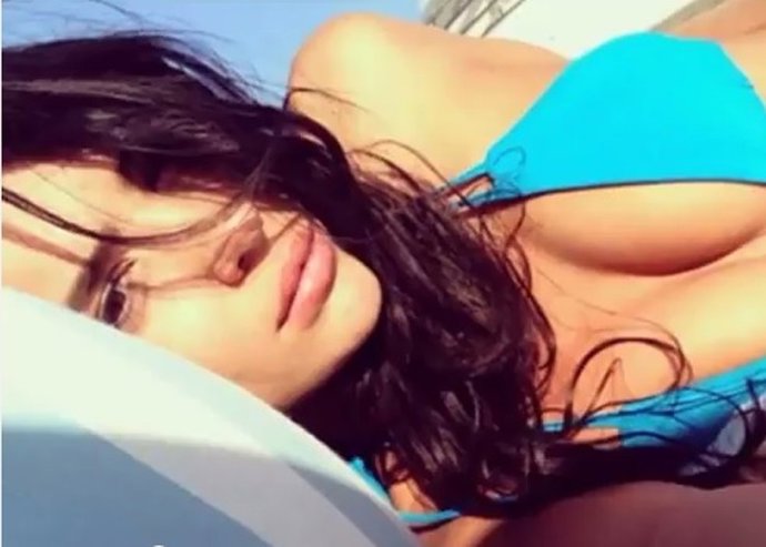 Anara Atanes la modelo española que ha enfurecido a Francia