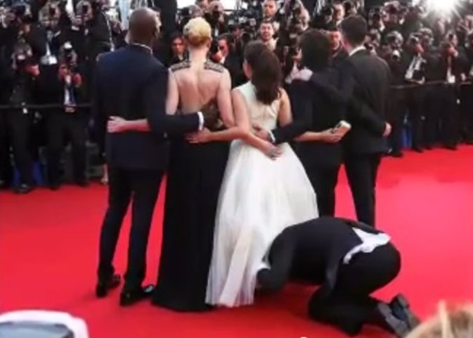 Un individuo se cuela bajo la falda de la actriz América Ferrera en Cannes