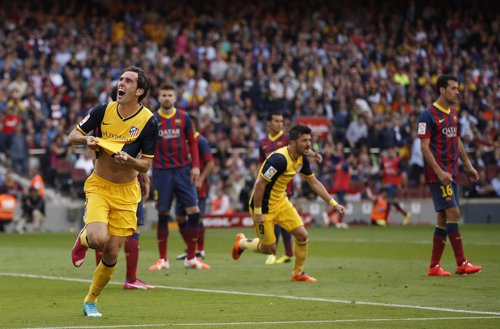 Godín celebra en el Camp Nou el gol que valió el título