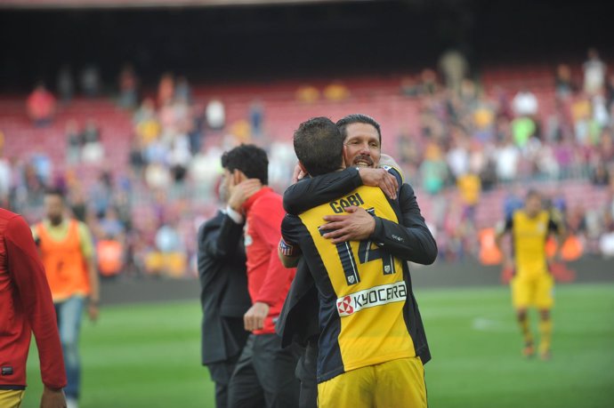 Simeone abraza a Gabi tras el partido del Camp Nou