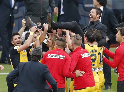 Diego Pablo Simeone, manteado por sus jugadores tras ganar la Liga
