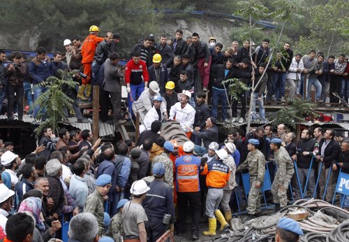 Equipos de emergencia realizan los últimos rescates en la mina de Soma, Turquía