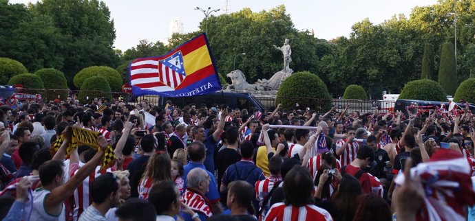 La afición del Atlético de Madrid celebra la Liga en Neptuno