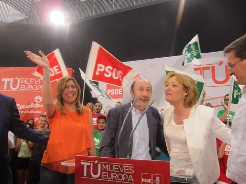 Susana Díaz, Alfredo Pérez Rubalcaba y Mari Carmen Ortiz en un mitin