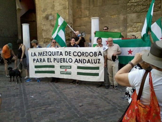 Concentración de 'Nación Andaluza' ante la Mezquita de Córdoba