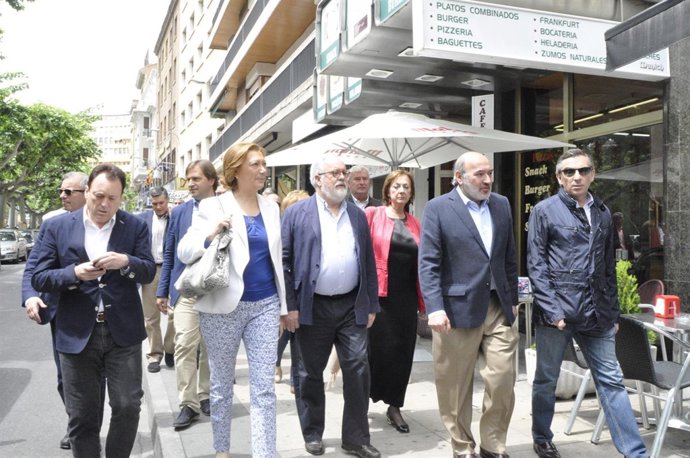 Cañete, junto a otros miembros del PP dando un paseo