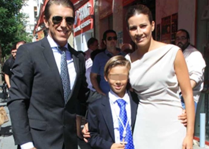 Manuel Díaz el Cordobés y Virginia Troconis emocionados en comunión de su hijo