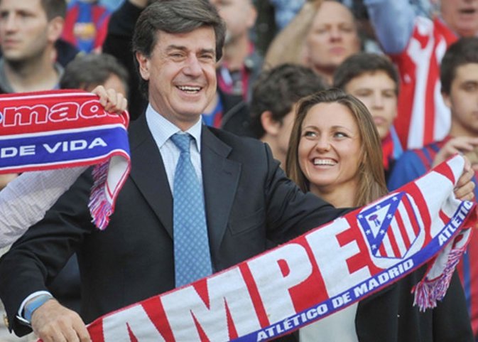 Cayetano Martínez de Irujo y Melani Costa disfrutan de su amor en el fútbol