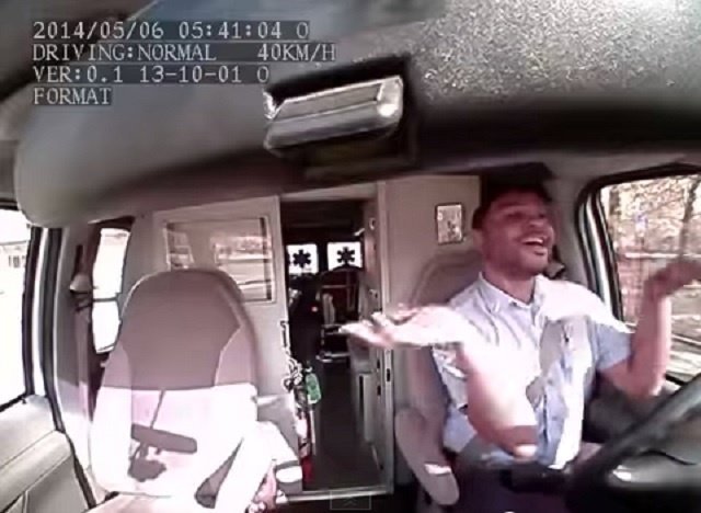 Paramédico imitando a Rihanna