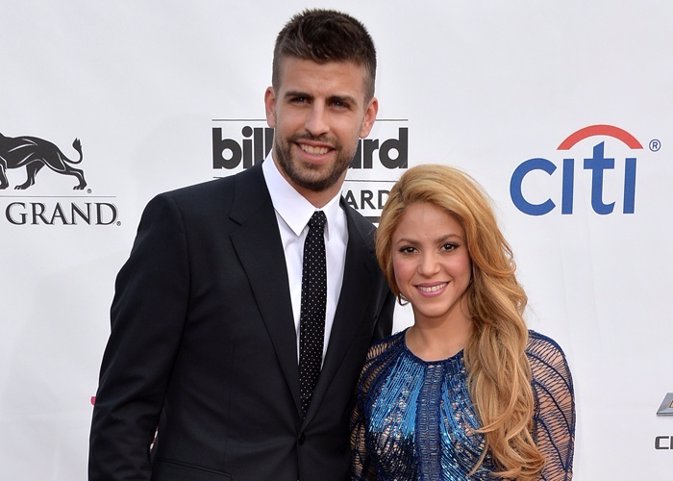 Singer Shakira (R) and soccer player Gerard Pique 