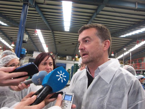 Antonio Maíllo atiende a los medios en una visita electoral