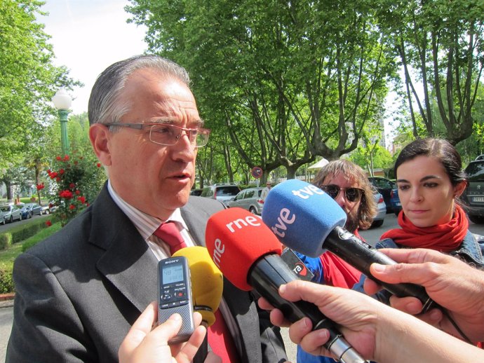 El alcalde de Pamplona, Enrique Maya, atendiendo a los periodistas
